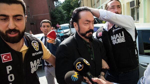 Арест телеевангелиста и лидера секты Аднана Октара в Стамбуле в 2018 году