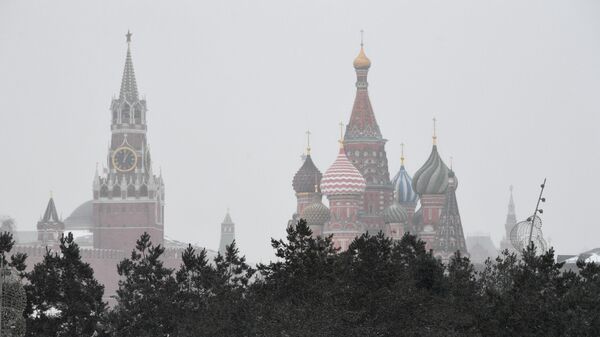 Вид из природно-ландшафтного парка Зарядье на Спасскую башню Московского Кремля и Покровский собор