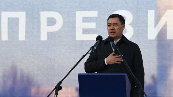 Кандидат в президенты Кыргызской Республики Садыр Жапаров выступает на митинге своих сторонников в Бишкеке
