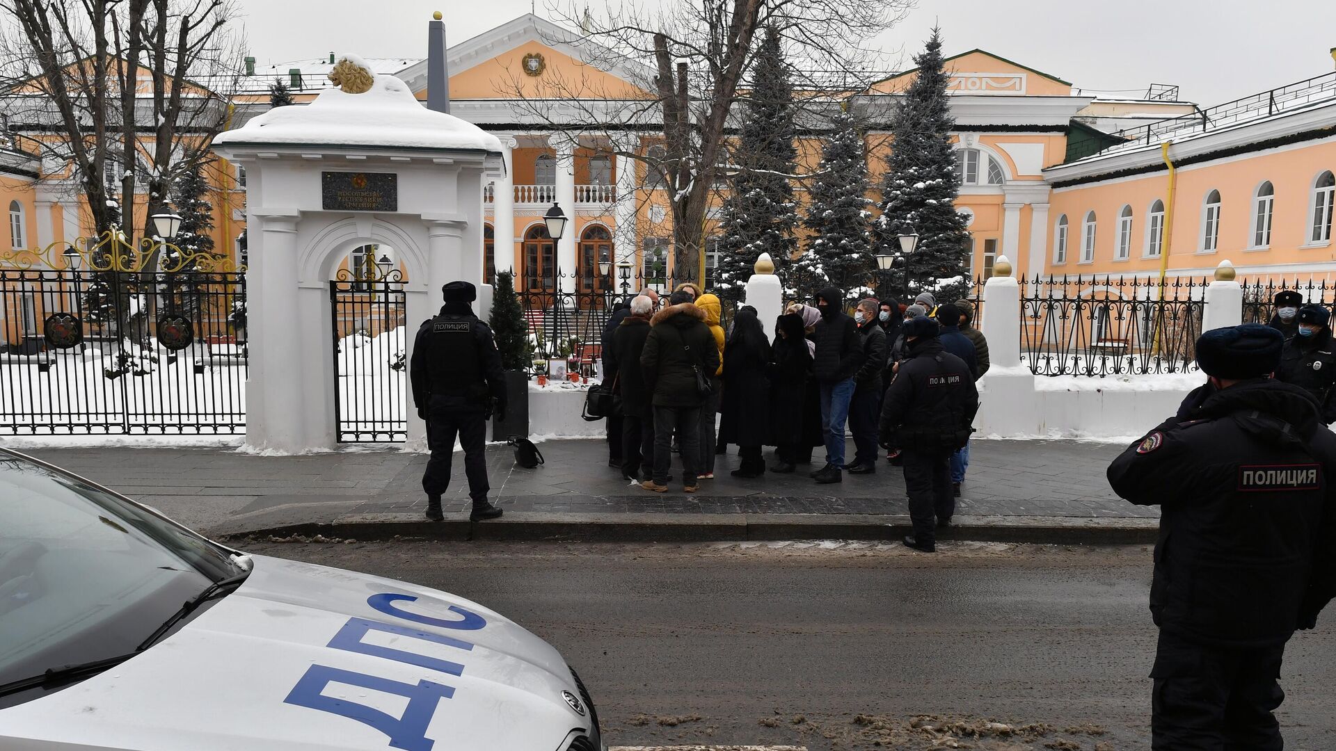 Несколько десятков противников премьер-министра Армении Никола Пашиняна во время акции протеста у посольства Республики Армения в Москве - РИА Новости, 1920, 11.01.2021