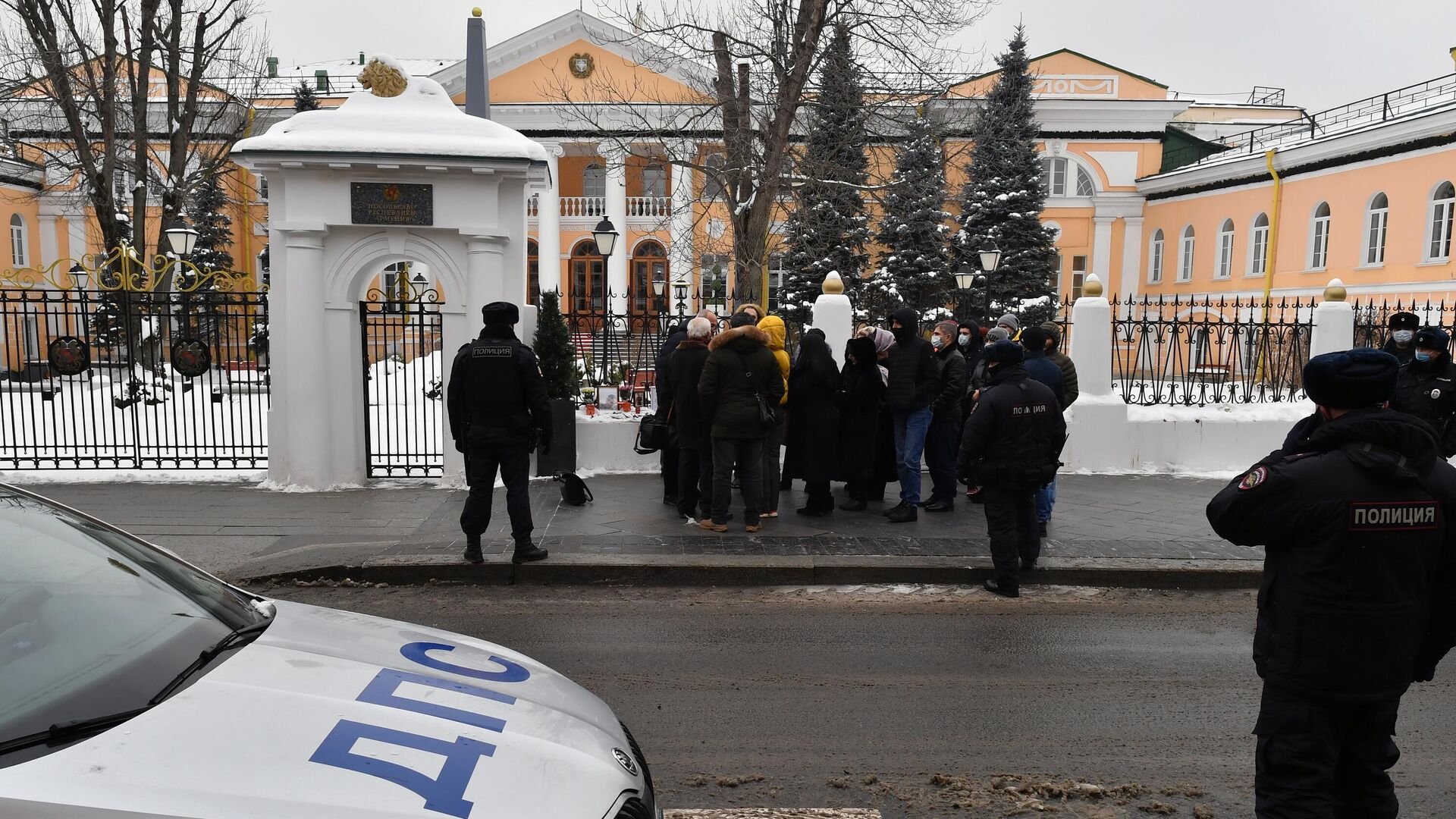 Несколько десятков противников премьер-министра Армении Никола Пашиняна во время акции протеста у посольства Республики Армения в Москве - РИА Новости, 1920, 11.01.2021