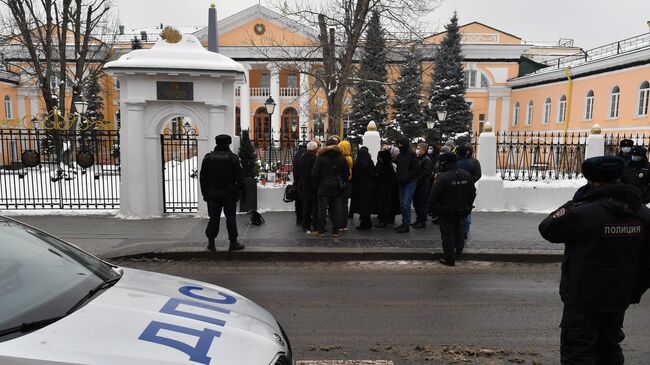 Несколько десятков противников премьер-министра Армении Никола Пашиняна во время акции протеста у посольства Республики Армения в Москве