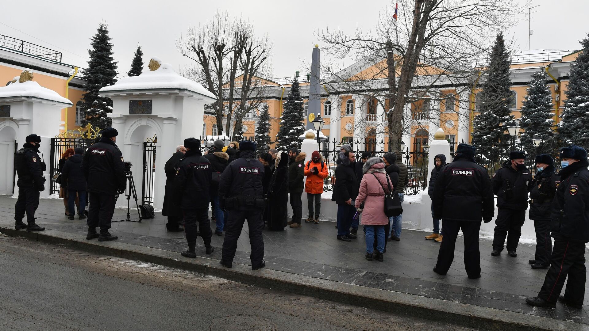 Около двух десятков противников премьер-министра Армении Никола Пашиняна во время акции протеста у посольства Республики Армения в Москве - РИА Новости, 1920, 11.01.2021