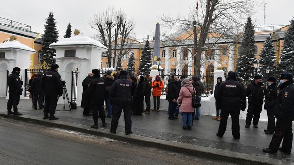 Около двух десятков противников премьер-министра Армении Никола Пашиняна во время акции протеста у посольства Республики Армения в Москве