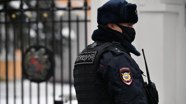 Сотрудник правоохранительных органов у здания посольства Республики Армения в Москве