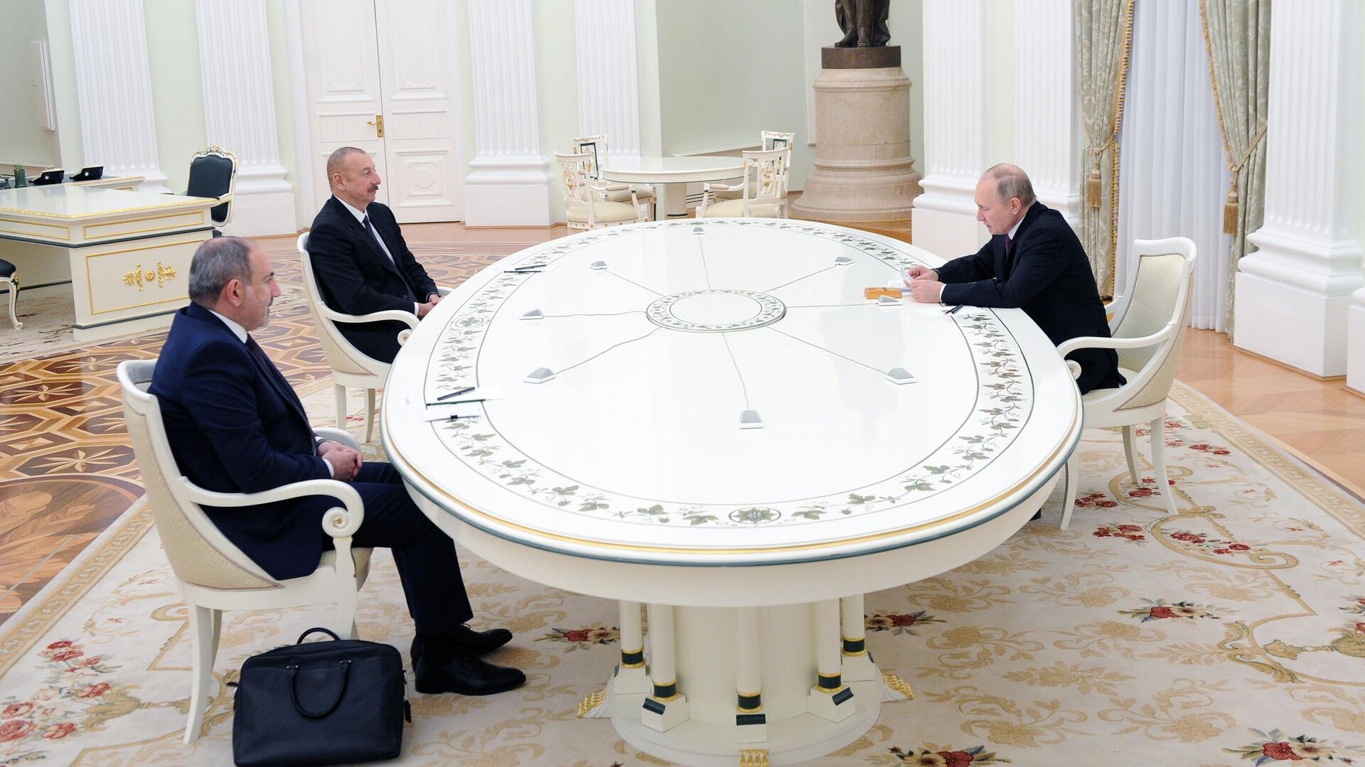 Путин перед встречей с Алиевым поговорил с Шойгу и Бортниковым