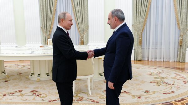 Президент РФ Владимир Путин и премьер-министр Армении Никол Пашинян перед началом трехсторонних переговоров по поводу ситуации в Нагорном Карабахе