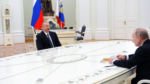 Президент РФ Владимир Путин и президент Азербайджана Ильхам Алиев во время трехсторонних переговоров по поводу ситуации в Нагорном Карабахе