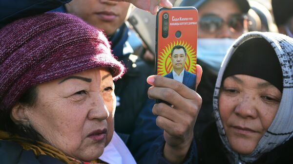 Участники митинга сторонников кандидата в президенты Кыргызской Республики Садыра Жапарова на площади Ала-Тоо в Бишкеке