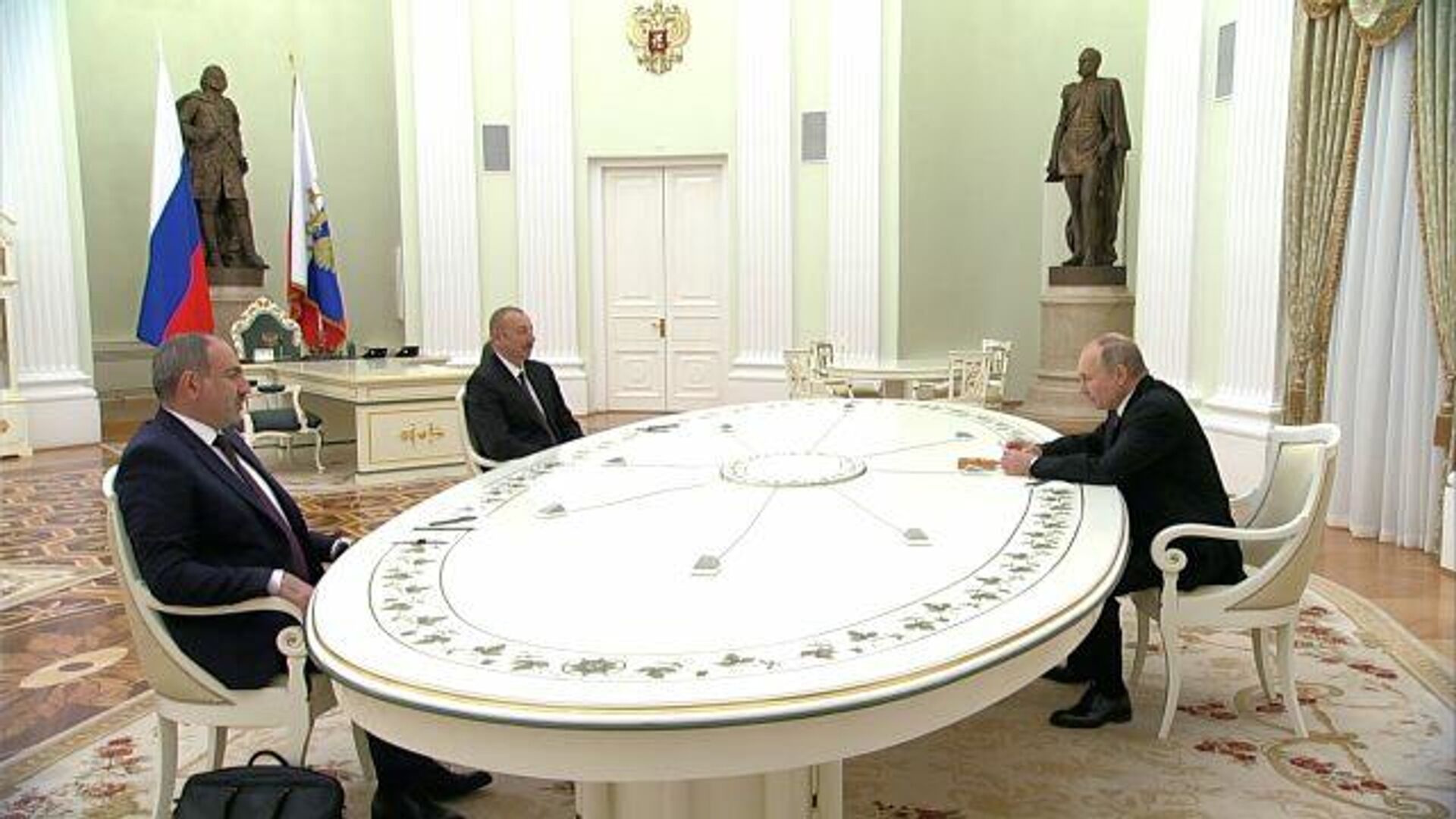 Трехсторонние переговоры в Кремле: Путин оценил нынешнюю обстановку в Карабахе как спокойную - РИА Новости, 1920, 11.01.2021