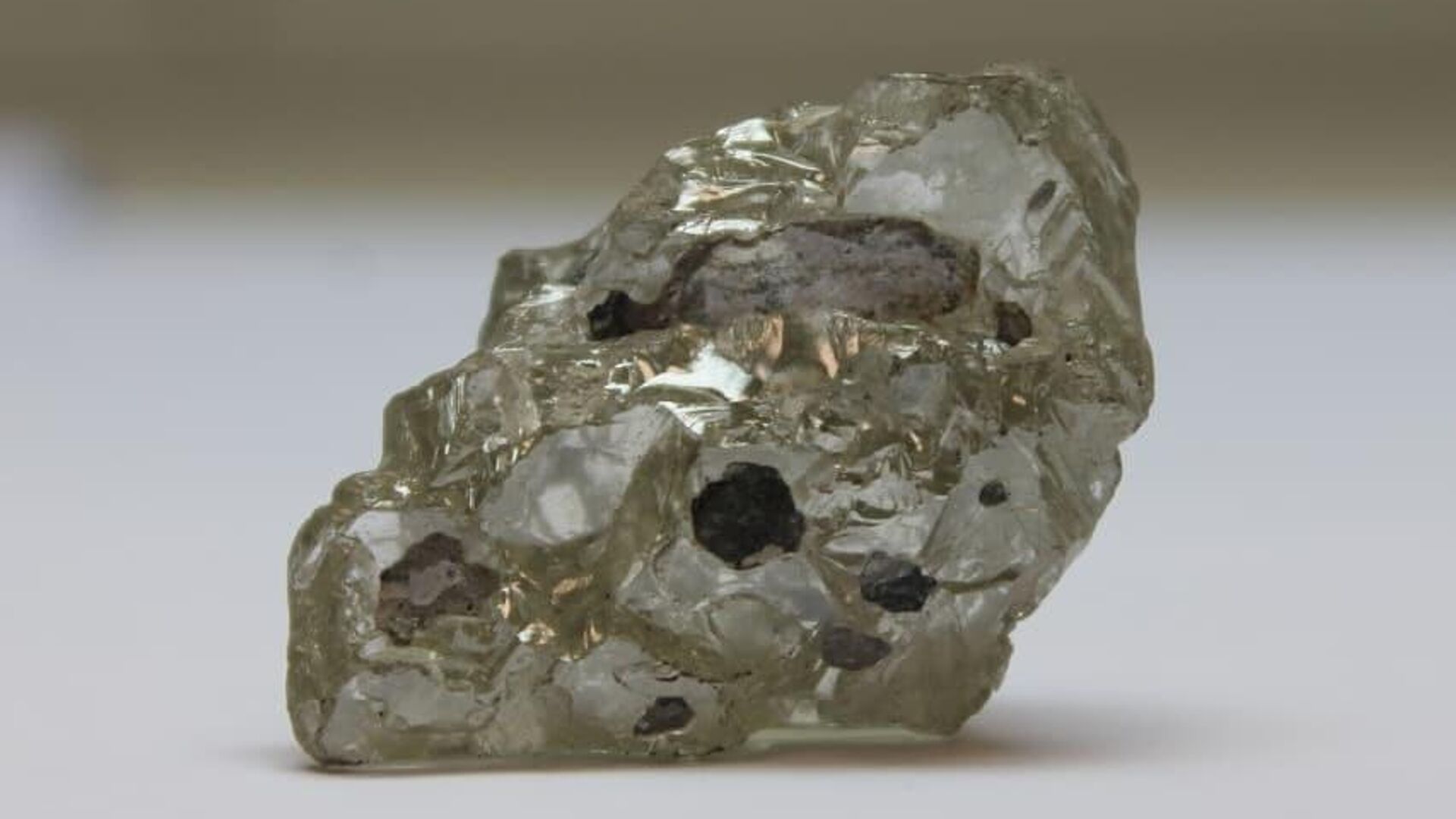109-каратный алмаз, добытый в первый день 2021 года на трубке Нюрбинская - РИА Новости, 1920, 11.01.2021
