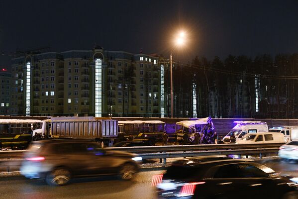 На месте ДТП на 28-м километре Новорижского шоссе, где грузовой автомобиль въехал в один из четырех военных автобусов ПАЗ, следовавших автоколонной