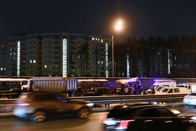 На месте ДТП на 28-м километре Новорижского шоссе, где грузовой автомобиль въехал в один из четырех военных автобусов ПАЗ, следовавших автоколонной