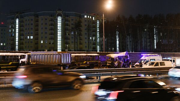 На месте ДТП на 28-м километре Новорижского шоссе, где грузовой автомобиль въехал в один из четырех военных автобусов ПАЗ, следовавших автоколонной