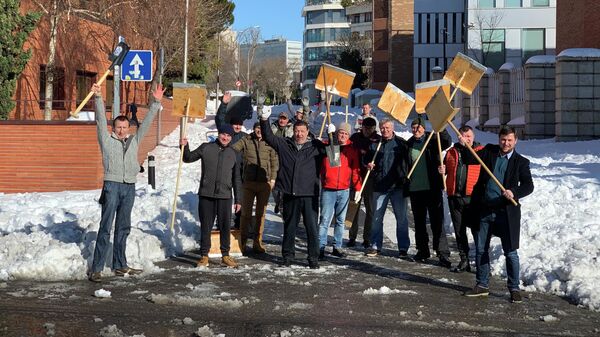 Сотрудники российского посольства в Мадриде после уборки снега