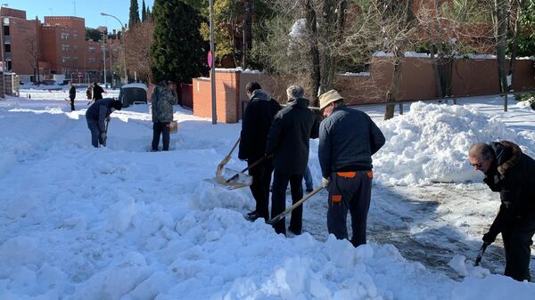 Сотрудники российского посольства в Мадриде занимаются расчисткой снега
