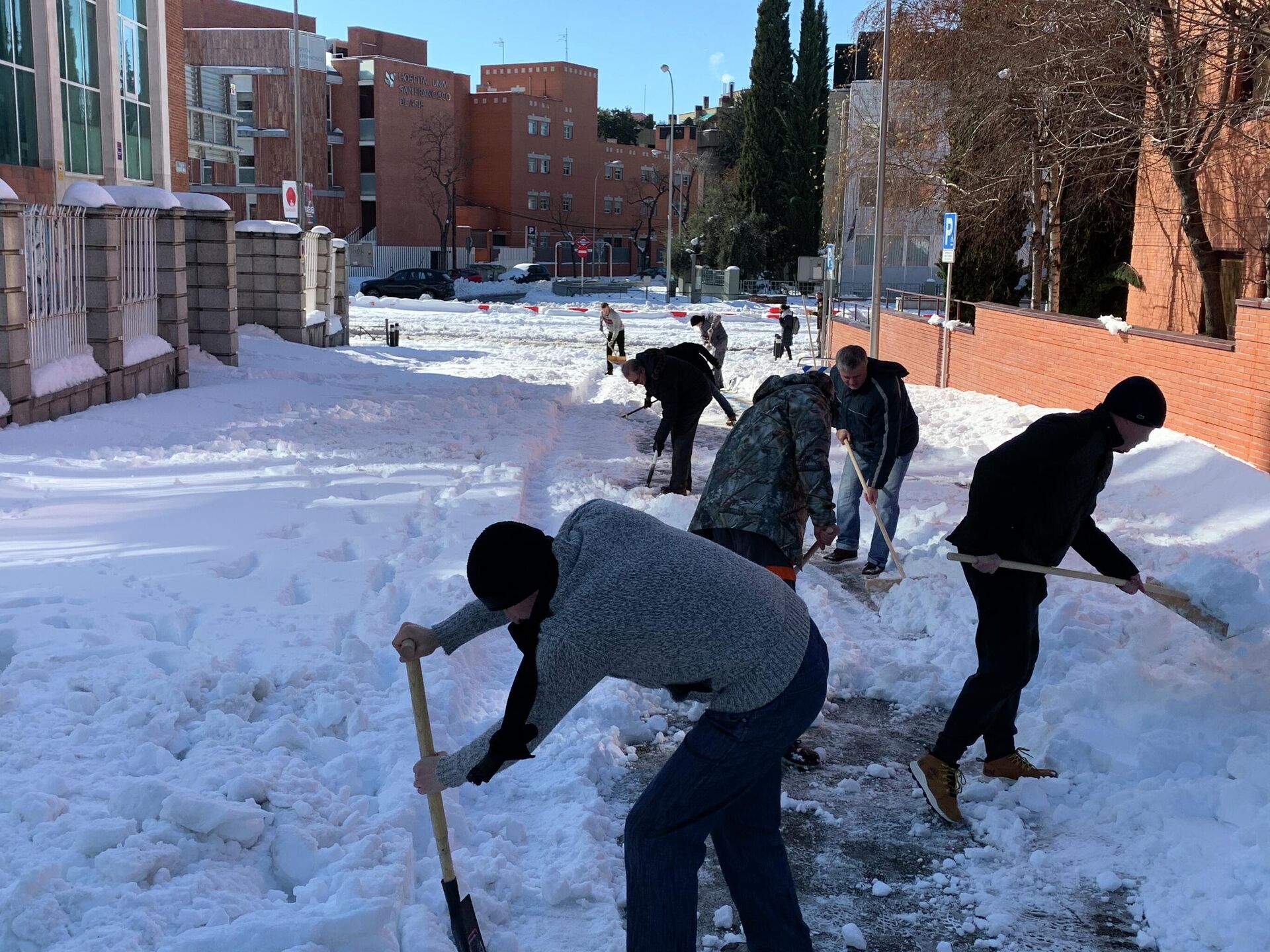 Сотрудники российского посольства в Мадриде занимаются расчисткой снега - РИА Новости, 1920, 11.01.2021