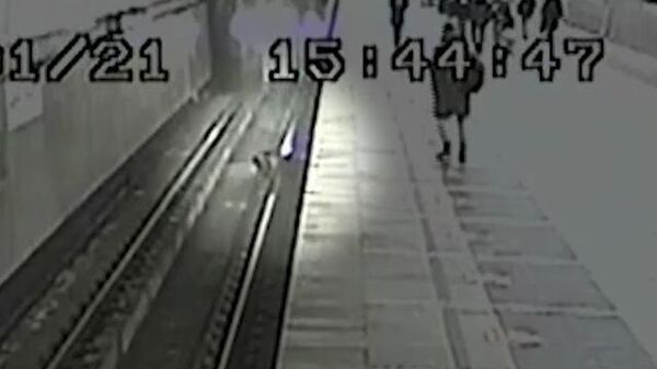 Машинист метро спас упавшего на рельсы ребенка