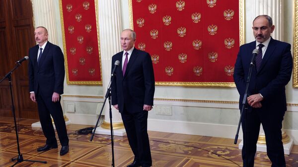 Президент РФ Владимир Путин, премьер-министр Армении Никол Пашинян и президент Азербайджана Ильхам Алиев во время совместного заявления для прессы 