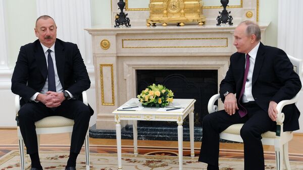 Президент РФ Владимир Путин и президент Азербайджана Ильхам Алиев (слева) во время двусторонней встречи в Кремле