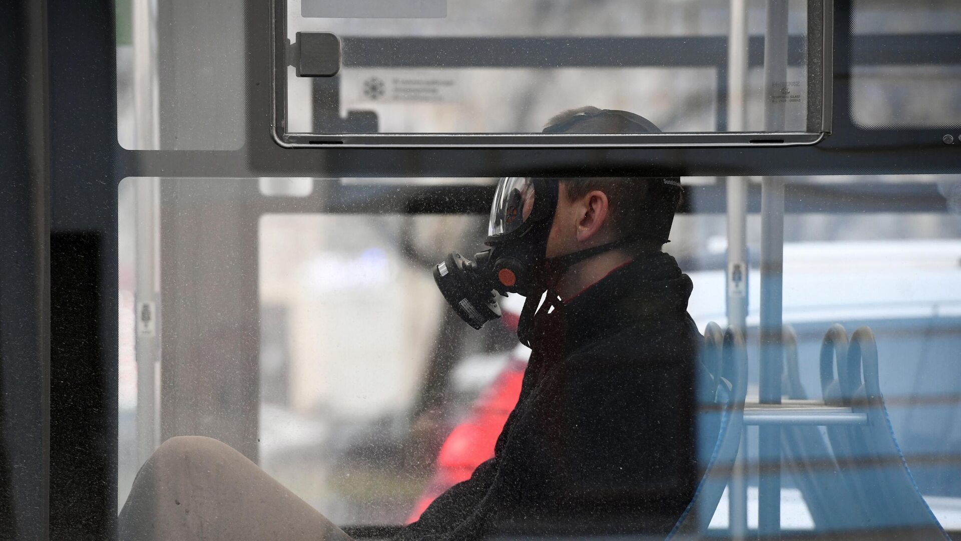 Мужчина в защитной маске в общественном транспорте - РИА Новости, 1920, 30.10.2020