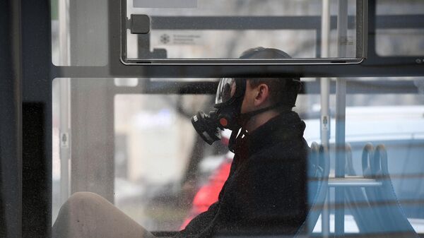 Мужчина в защитной маске в общественном транспорте