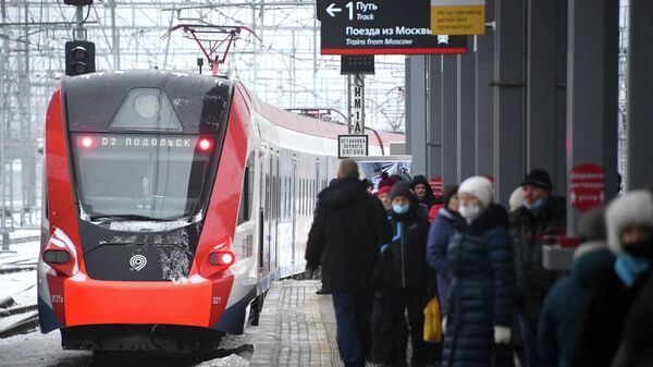 Пассажиры на перроне на станции Подольск в Московской области
