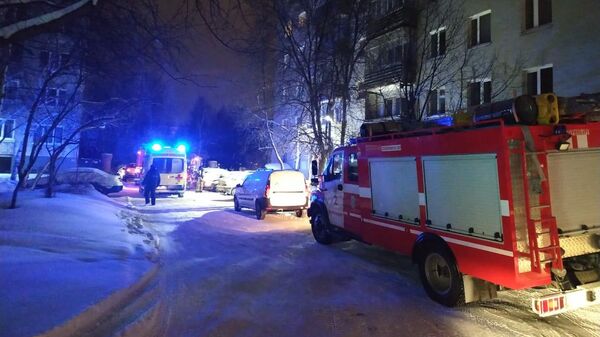Пожарный автомобиль во дворе дома на улице Рассветной в Екатеринбурге, где произошел пожар
