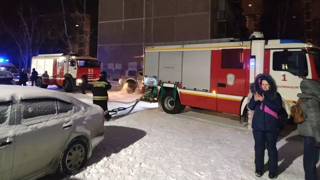 Пожарные автомобили во дворе жилого дома на улице Рассветной в Екатеринбурге, где произошел пожар