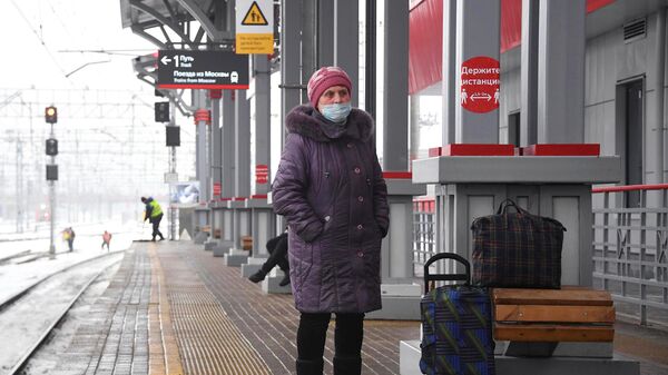 Женщина на перроне на станции Подольск в Московской области