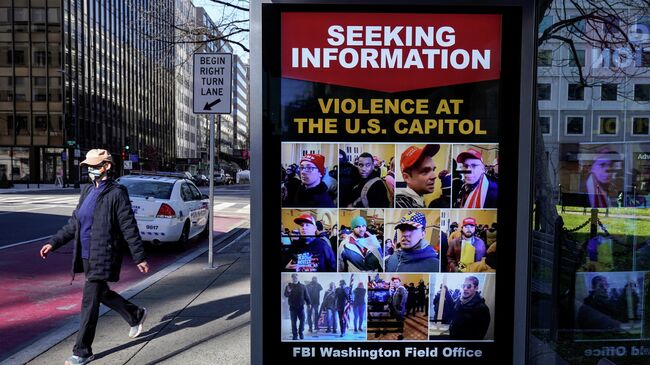 Информационный стенд ФБР на автобусной остановке с информацией о сторонниках президента США Дональда Трампа, штурмовавших Капитолий США в Вашингтоне