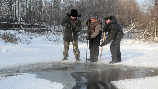 Любители зимнего плавания из клуба моржей Белый Медведь готовят прорубь к купанию на пруду в Екатеринбурге