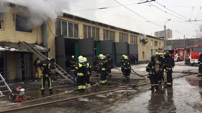 Тушение пожара в троллейбусном парке на севере Москвы 