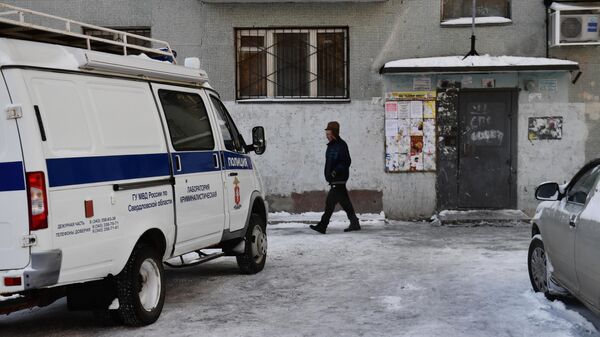 Полицейский автомобиль во дворе жилого дома на улице Рассветной в Екатеринбурге, где произошел пожар