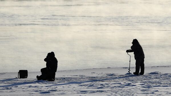 Зимняя рыбалка на ледяном поле на реке Енисей в Красноярске