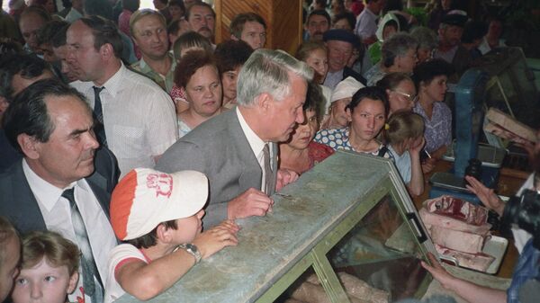Президент РФ Борис Николаевич Ельцин в магазине в Омске. 1992 год