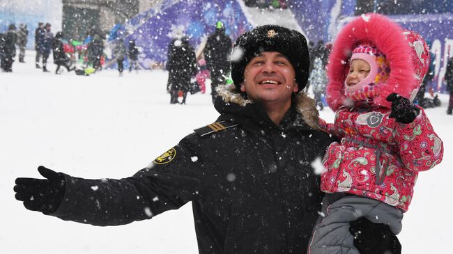 Мужчина с ребенком во время празднования Рождества