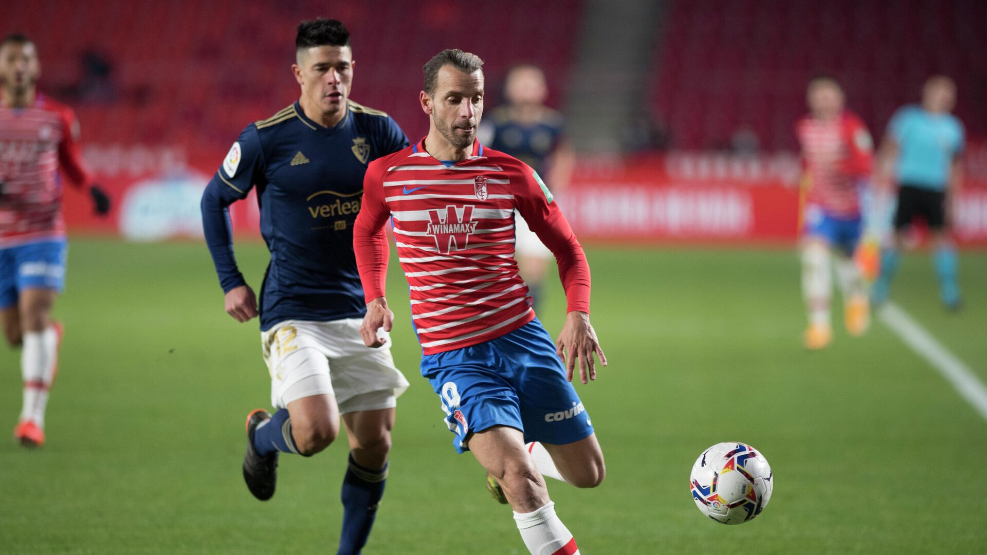 Osasuna's Argentinian defender Facundo Roncaglia (L) vies with Granada's Spanish forward Roberto Soldado during the Spanish League football match between Granada and Osasuna at the Los Carmenes stadium in Granada on January 12, 2021. (Photo by JORGE GUERRERO / AFP) - РИА Новости, 1920, 12.01.2021