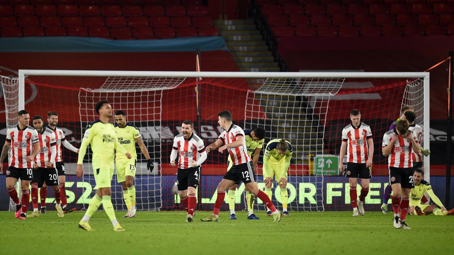 Sheffiled players celebrate at the final whistle during the English Premier League football match between Sheffield United and Newcastle United at Bramall Lane in Sheffield, northern England on January 12, 2021. - Sheffield won the match 1-0. (Photo by Oli SCARFF / POOL / AFP) / RESTRICTED TO EDITORIAL USE. No use with unauthorized audio, video, data, fixture lists, club/league logos or 'live' services. Online in-match use limited to 120 images. An additional 40 images may be used in extra time. No video emulation. Social media in-match use limited to 120 images. An additional 40 images may be used in extra time. No use in betting publications, games or single club/league/player publications. /  - РИА Новости, 1920, 12.01.2021