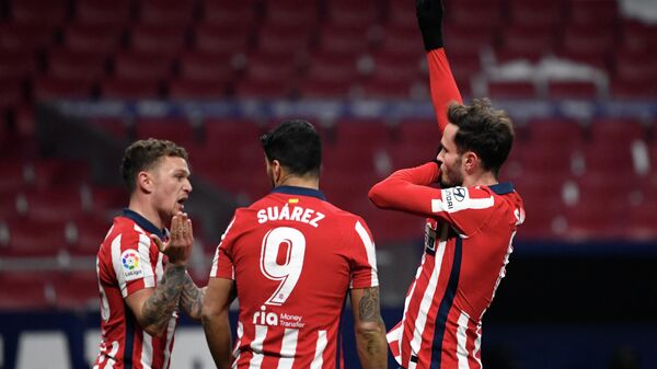 Atletico Madrid's Spanish midfielder Saul Niguez (R) celebrates scoring his team's second goal during the Spanish League football match between Atletico Madrid and Sevilla at the Wanda Metropolitano stadium in Madrid on January 12, 2021. (Photo by PIERRE-PHILIPPE MARCOU / AFP)