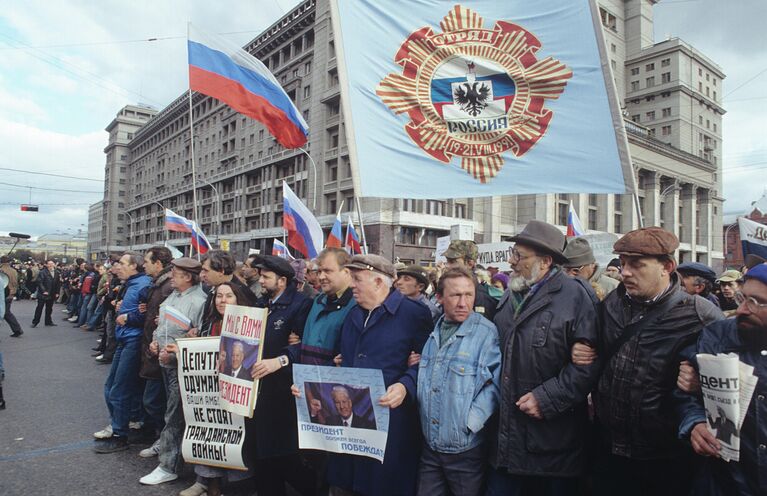 Митинг в поддержку президента России Бориса Ельцина на Манежной площади в Москве. 26 сентября 1993 года