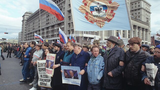 Флаг России на митинге на Манежной площади в Москве в 1993 году