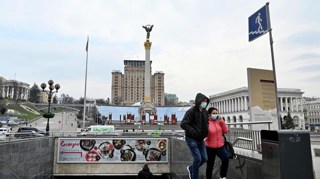 Люди в защитных масках на площади Независимости в Киеве