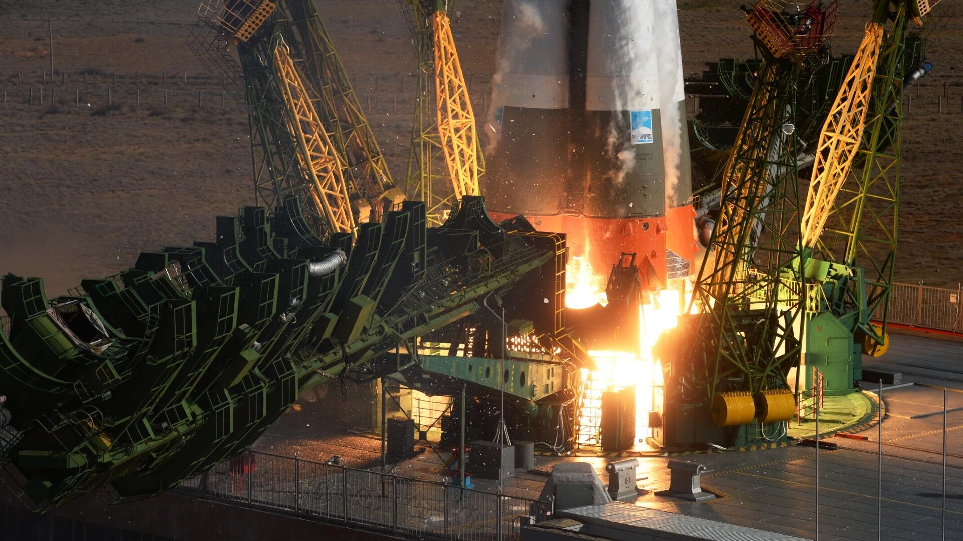 Запуск ракеты-носителя со стартовой площадки космодрома Байконур - РИА Новости, 1920, 13.04.2021