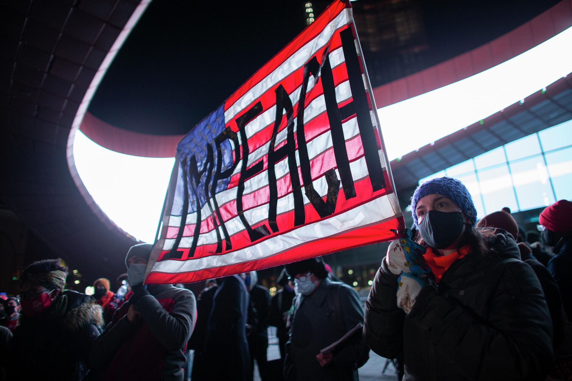 Демонстранты держат плакат с призывом к импичменту президента США Дональда Трампа во время акции протеста у здания Barclays Center в Бруклине, штат Нью-Йорк. 7 января 2021 года - РИА Новости, 1920, 13.01.2021