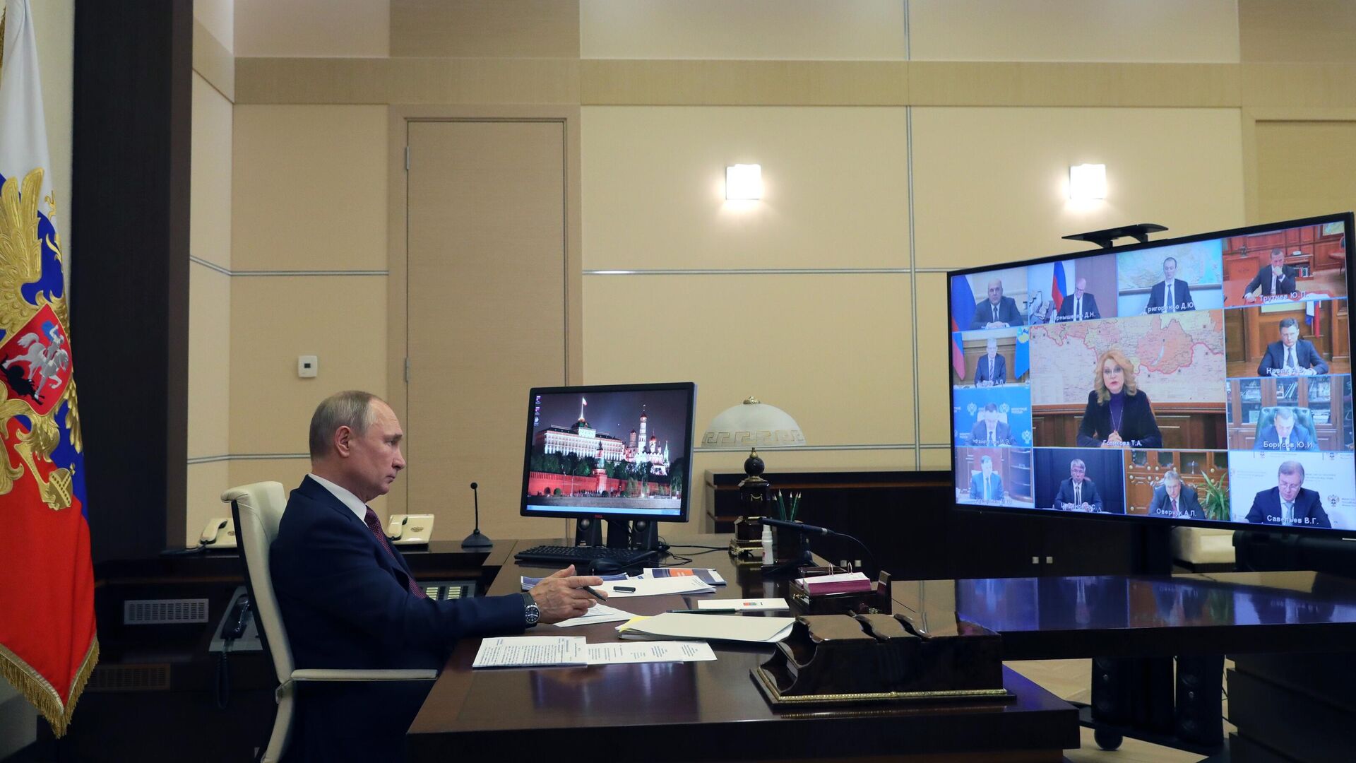 Президент РФ Владимир Путин проводит в режиме видеоконференции совещание с членами правительства РФ - РИА Новости, 1920, 13.01.2021