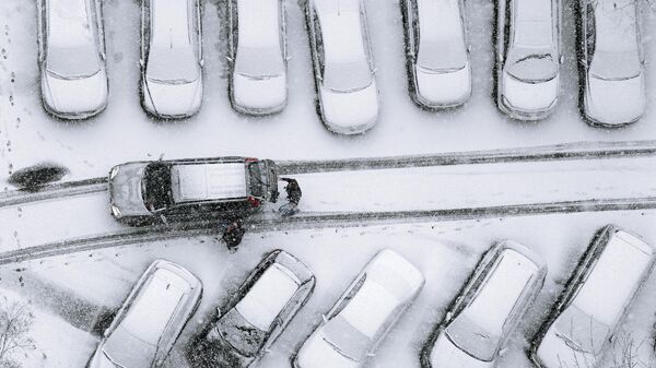 Автомобили, занесенные снегом