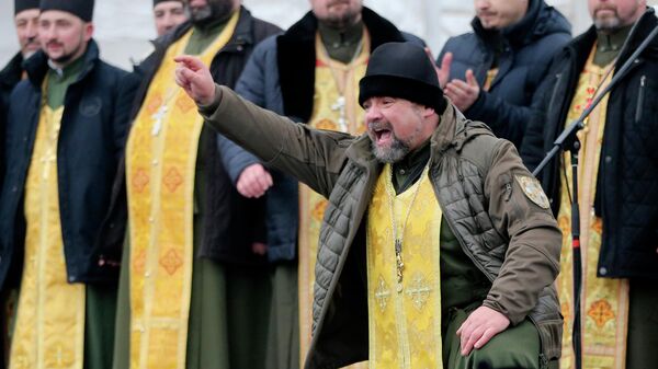 Священнослужители и верующие на объединительном соборе на Софийской площади в Киеве