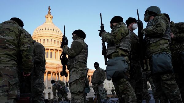 Военнослужащие Национальной гвардии США у здания Капитолия в Вашингтоне