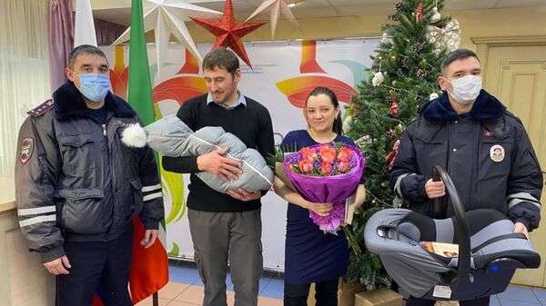 Инспекторы ГИБДД в Набережных Челнах в Татарстане помогли оперативно доставить в перинатальный центр беременную женщину